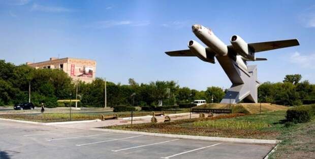 ИЛ-28 на площади Гагарина г.Орск.