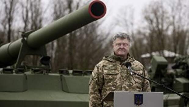 Президент Украины Петр Порошенко во время визита в воинскую часть в Киевской области. 3 ноября 2017