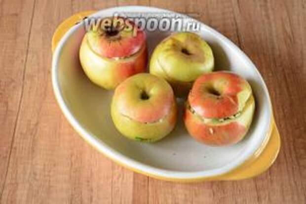 Немного в форму добавить воды (100 мл), накрыть яблоки верхним срезом.