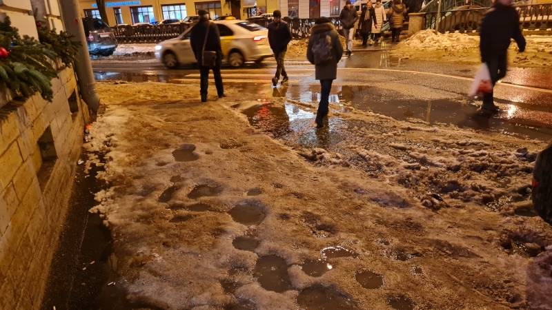 Снежная каша и лужи: петербуржцы столкнулись с новыми испытаниями на дорогах