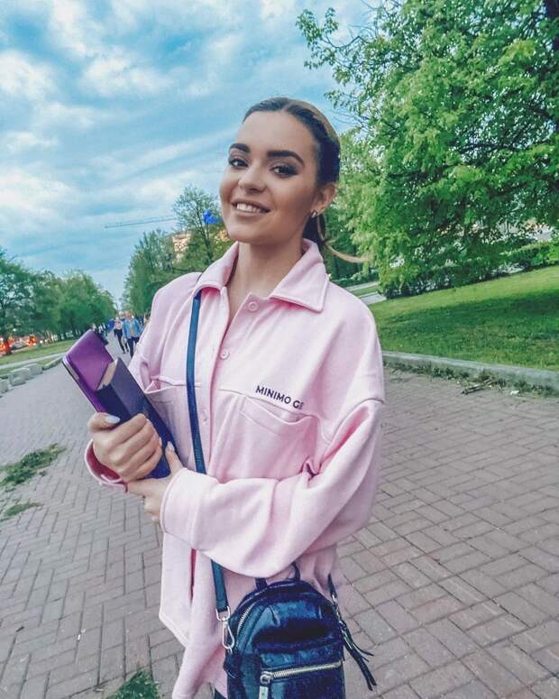 Как одеваются 32-летняя Погребняк и другие жены российских футболистов