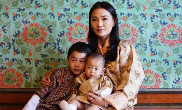 Король и королева Бутана поделились новыми портретами сыновей