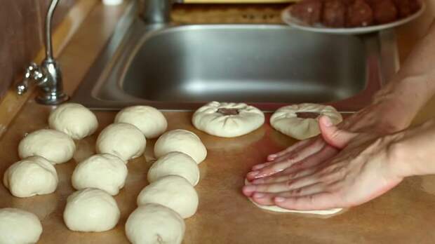 Кадр видео “Беляши с мясом. Дрожжевое тесто для беляшей | Belyash (Meat Pie). Yeast dough for belyash”. Скриншот © L!FE
