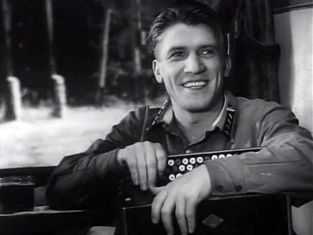 Николай Крючков, спевший песню «Три танкиста». Кадр из х/ф «Трактористы» 