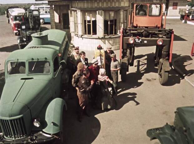 Бензовоз на шасси ЗиЛ-164, справа - портальный погрузчик, скорей всего болгарский Balkancar. Уж очень много их было поставлено в СССР, а на заднем плане видны машины, свободно и без очереди заправляющиеся на настоящей АЗС СССР, кино, королева бензокалонки