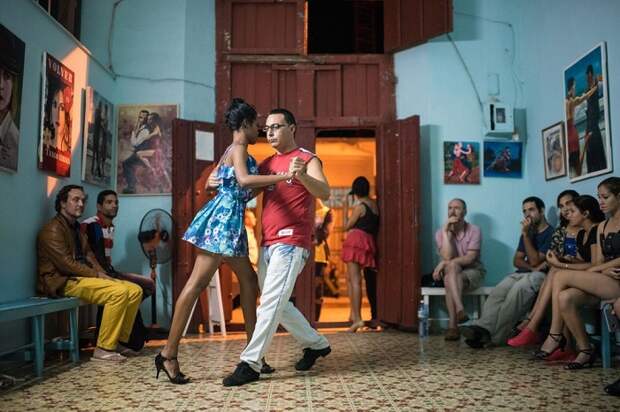 Категория «Люди/ Выбор аудитории» - американский фотограф Дениз Басс (Denise Bass) со снимком пары во время урока танцев в «Casa del tango».