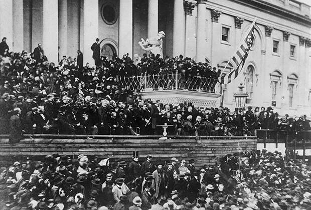 Авраам Линкольн выступает на второй инаугурации в 1865 году.