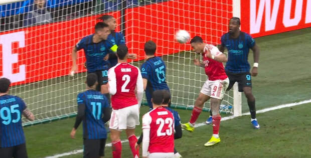 напряженный момент матча интер арсенал борьба за мяч