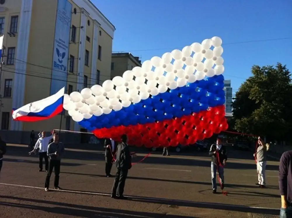 Государственные шары. Украшение колонны на 12 июня. Композиция из флагов России. Фотозона на день России с триколором. Фотозона из шаров ко Дню флага России.