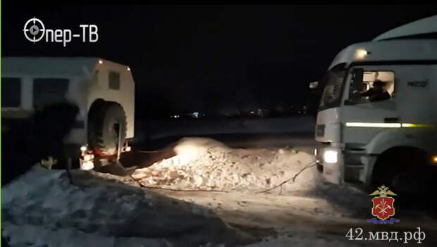 Из-за навигатора дальнобойщик загнал грузовик в сугроб в Новокузнецке