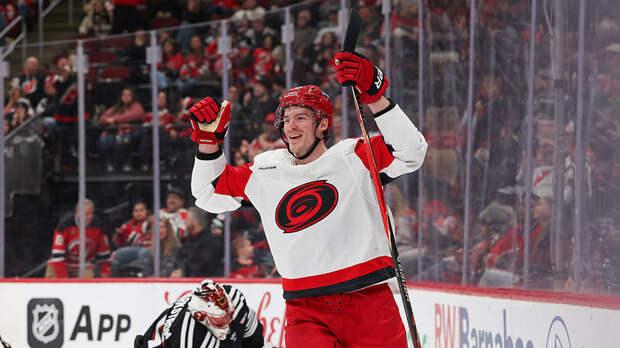 Два очка Свечникова принесли «Каролине» победу над «Баффало» в матче НХЛ