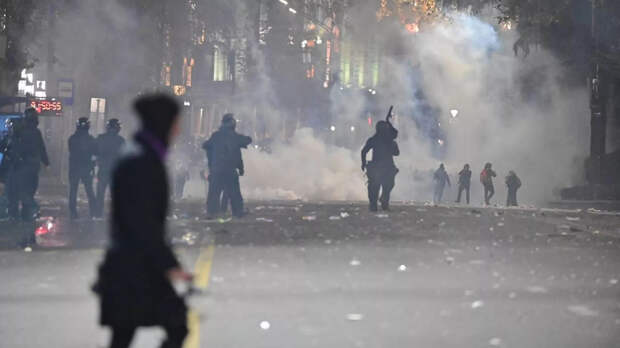 Разгон массовых протестов объединённой оппозиции в столице Грузии в ночь на 1 декабря 2024 года - Sputnik Грузия, 1920, 02.12.2024