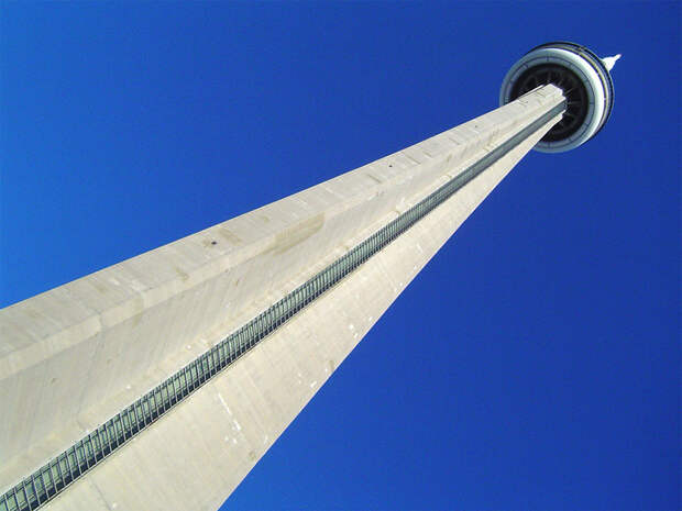 CN Tower Башня CN Tower широко известна как одно из высочайших зданий Северной Америки. CN Tower возвышается над другими зданиями Торонто и безраздельно доминирует над городом.