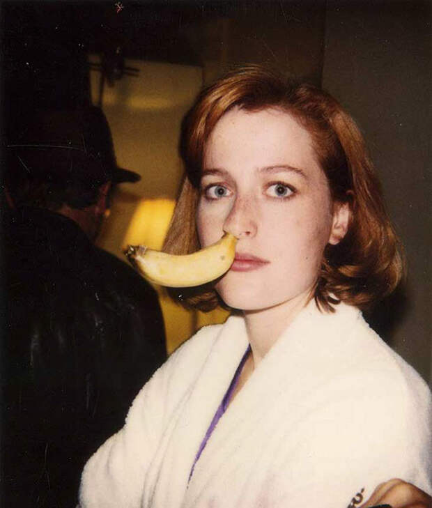 11. Просто Джиллиан Андерсон с бананом в носу  знаменитости, редкие фотографии