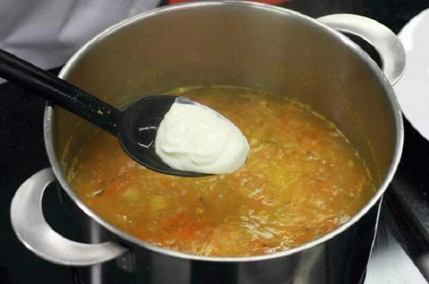 Сметану нужно добавлять за 10 минут до готовности. / Фото: vkyseda.ru Сметану нужно добавлять за 10 минут до готовности. / Фото: vkyseda.ru