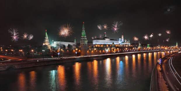 Салют над ночной Москвой. Фотограф: Юрий Макаров
