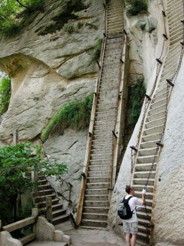 1. Hua Shan (Цветочная гора) - вертикальная лестница в Китае. Мало того, что ее высота составляет 2130 метров, так еще и забираться на нее нужно по цепям акрофобия, высоко, красиво, страхи, фото, экстрим