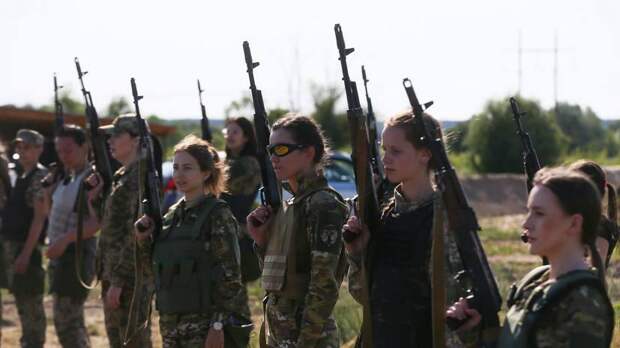 Женщинам на Украине путь один — в реестр военнообязанных