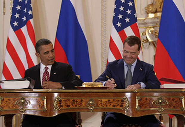Дмитрий Медведев и Барак Обама подписывают договор СНВ-III, 2010 год