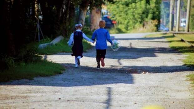 Фото: дети гуляют в Барнауле / amic.ru