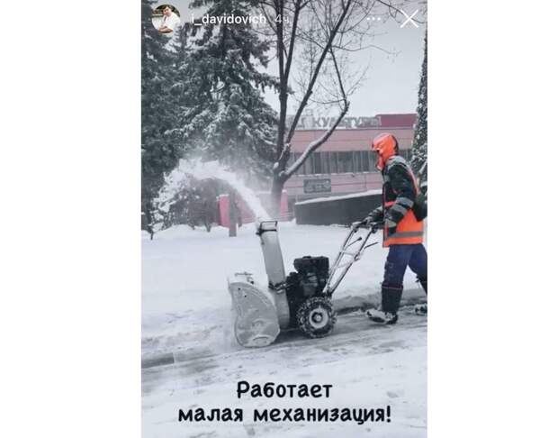 Снег у дворца культуры «Капотня» убрали механически