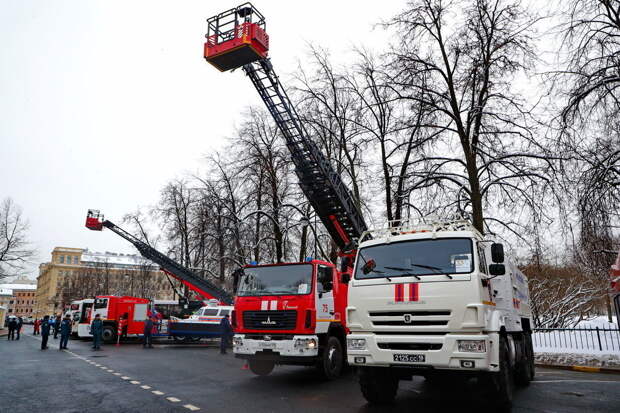 Петербург закупит для сил ЧС еще 11 единиц пожарной техники до конца года