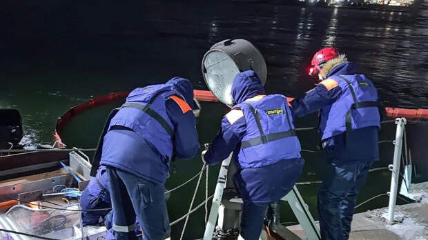 Дизельное топливо из затонувшего теплохода разлилось на Енисее в Красноярске