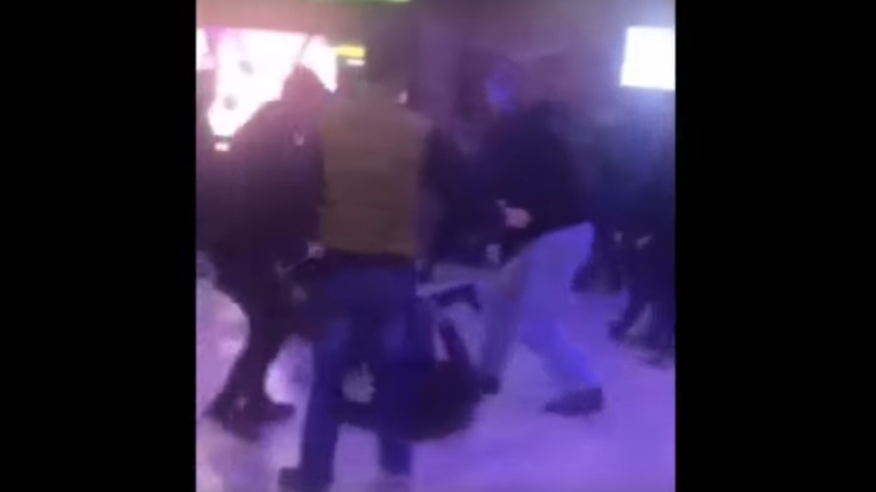 Массовая драка в торговом центре Уфы попала на видео Массовая драка в торговом центре Уфы попала на видео