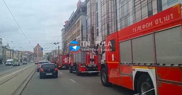 К торговому центру "Гостиный двор" 12 мая приехало пять пожарных машин