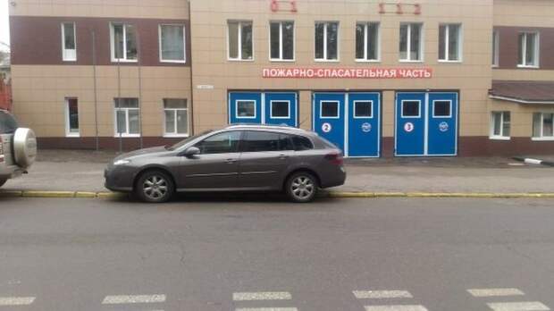 Пожарные проучили водителя Пожарные проучили водителя