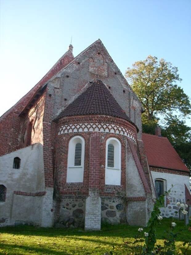 Святовитов камень в основании церкви Альтенкирхен