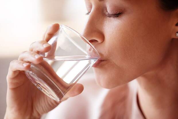 Почему утром первым делом нужно выпивать стакан чистой воды?