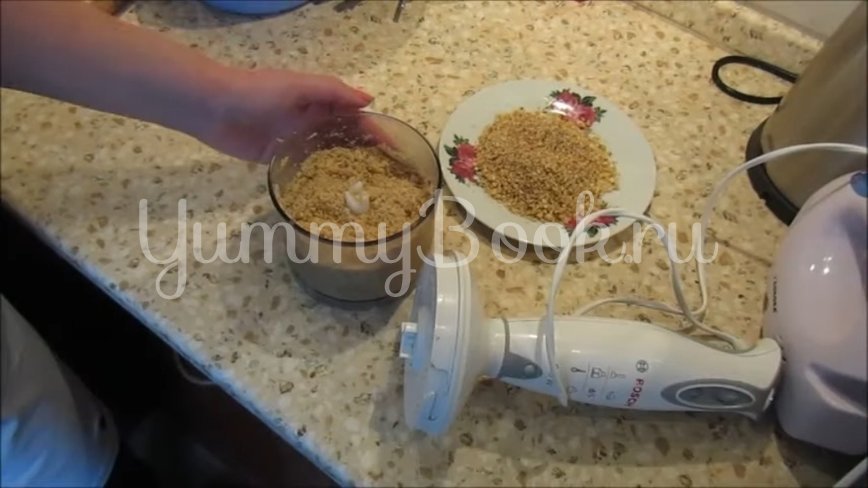 Творожные конфеты с печеньем и грецкими орехами - шаг 2 Творожные конфеты с печеньем и грецкими орехами - шаг 2