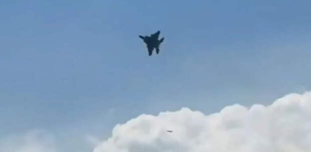 Видео: Истребитель США не смог перехватить иранский БПЛА в Ираке