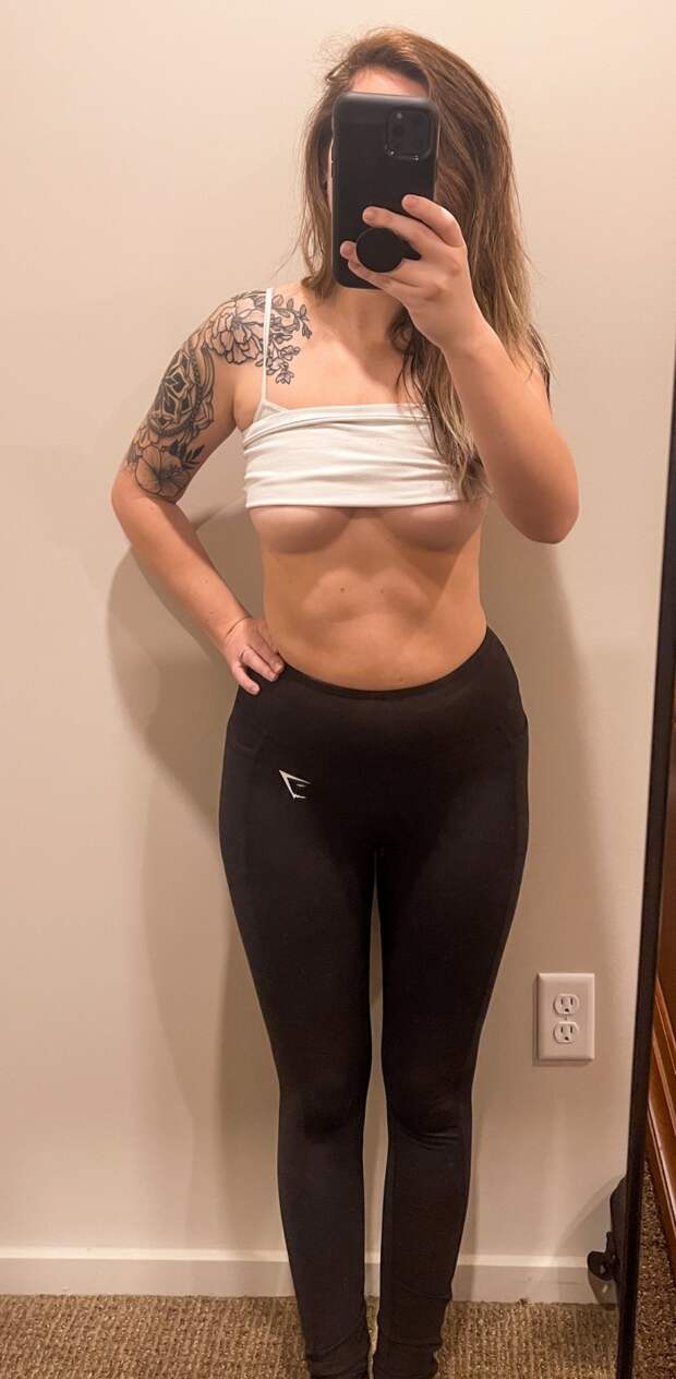 Underboob: девушки с полуобнаженной грудью