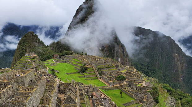 Мачу-Пикчу - город инков в горах. Название, данное инками, как и период основания, неизвестны