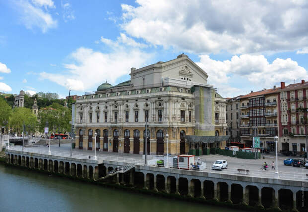 театра Аррьяга (Arriaga) — главную театральную площадку страны Басков