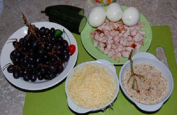 салат с виноградом слоями