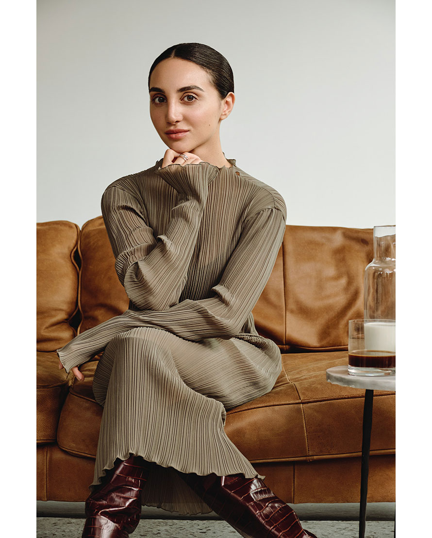 ПЛАТЬЕ, Patrizia Pepe; САПОГИ, Massimo Dutti; КОЛЬЦО HORIZON, De Beers (БЕЛОЕ ЗОЛОТО, БРИЛЛИАНТЫ)