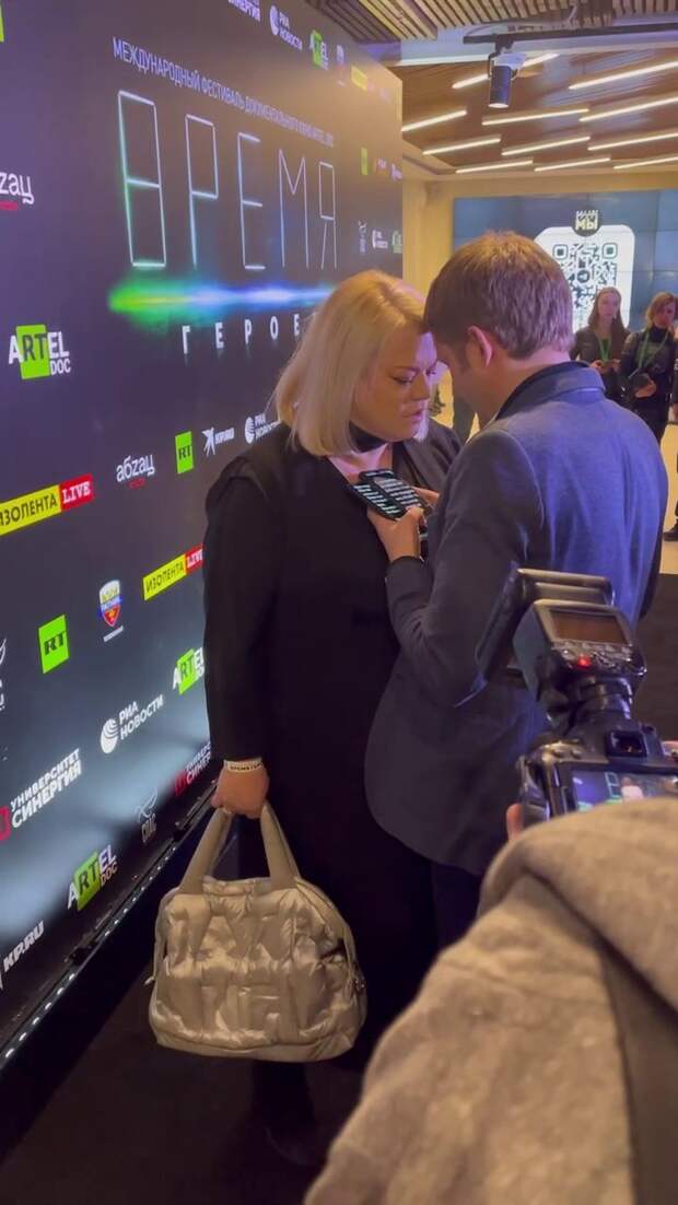 Яна Поплавская и Борис Корчевников пообщались на фестивале с помощью приложения для глухих