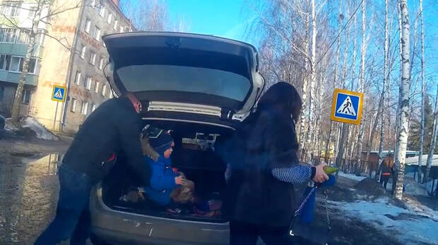 Родители перевозят ребенка в багажнике