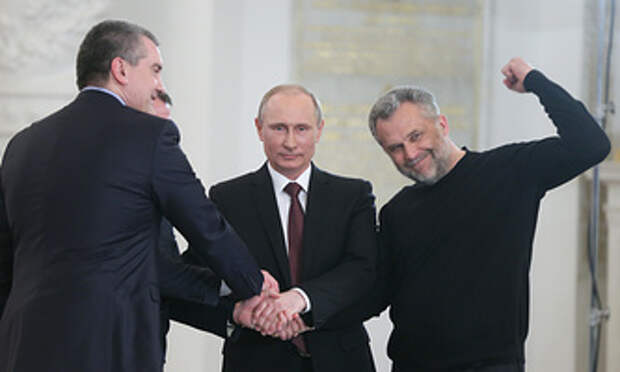 Алексей Чалый (справа) на подписании договора о принятии Крыма и Севастополя в состав РФ, 2014 год
