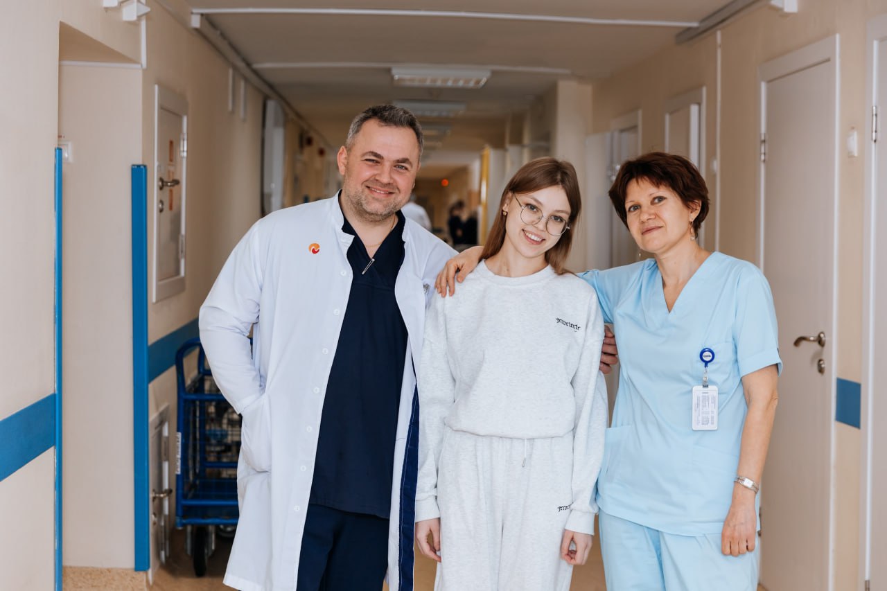 В НМИЦ им. ак. Е.Н. Мешалкина поступила 24-летняя жительница Иркутска с хронической тромбоэмболической легочной гипертензией (ХТЛГ). После серии прервавшихся беременностей у нее выявили антифосфолипидный синдром и назначили антикоагулянты. Она принимала их нерегулярно.  В 2021 году на фоне COVID-19 пациентка начала испытывать сильные боли в ногах, дважды перенесла тяжелую пневмонию. После выздоровления сохранялась одышка, а на рентгеновских снимках определялись изменения в легких, которые врачи принимали за онкологию и туберкулез. 