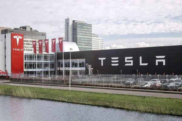 Tesla_ofis
