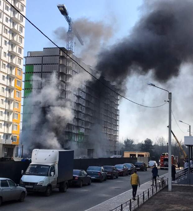 Пожар в воронеже сейчас на правом берегу. ЖК Атлантис Воронеж пожар. Пожар на Московском проспекте Воронеж. Пожар на Московском проспекте сейчас. Пожар в новостройке.