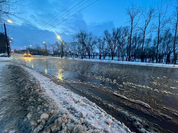 Ледяной апокалипсис в Челябинске: оживленная улица превратилась в каток