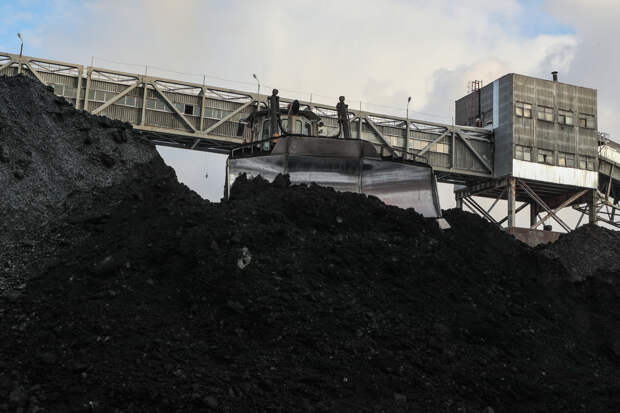 Европа стала закупать уголь в 1,5 дороже из-за своих же санкций против России