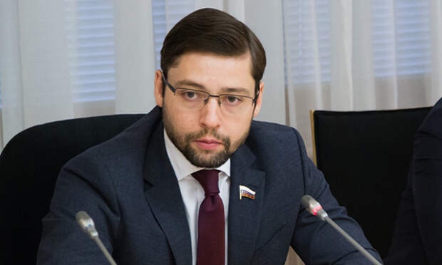 Глава Рабочей группы Президиума Генерального совета Партии по защите прав дольщиков Александр Якубовский. Фото: moscow.er.ru
