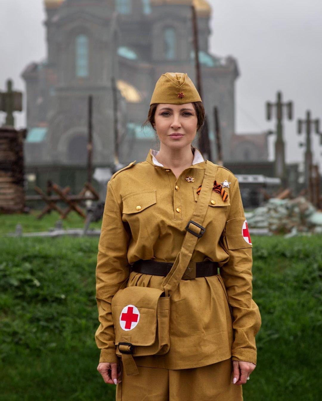 Это неуместно! Поклонники осудили Анастасию Макееву за фотосессию в военной форме