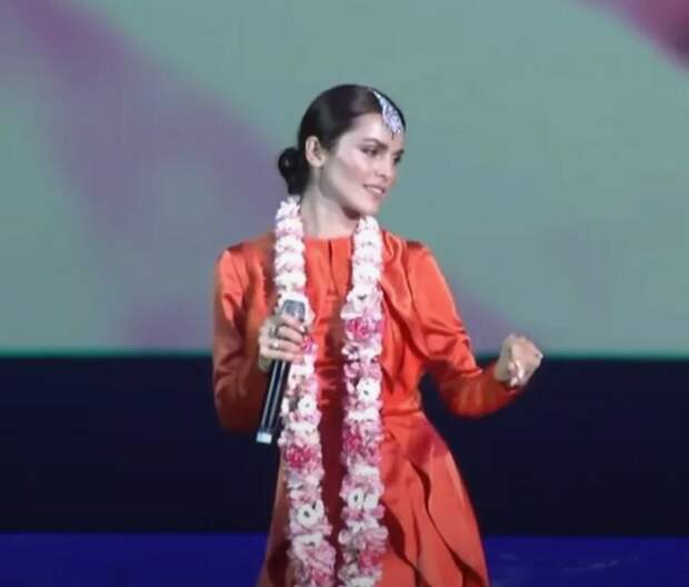 Сати Казанова занимается «духовным развитием». Сати Казанова занимается «духовным развитием».